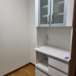食器棚、お部屋により形状変わる可能性があります (キッチン) 食器棚、お部屋により形状変わる可能性があります (キッチン)